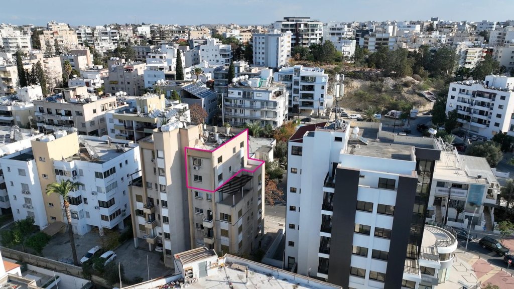 Sizeable Duplex Apartment in Ayios Antonios, Nicosia | Photo 1