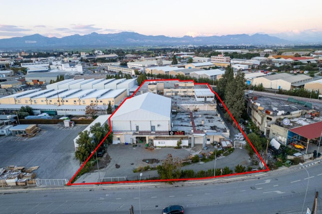 Three-storey industrial building in Kaimakli, Nicosia | Photo 1