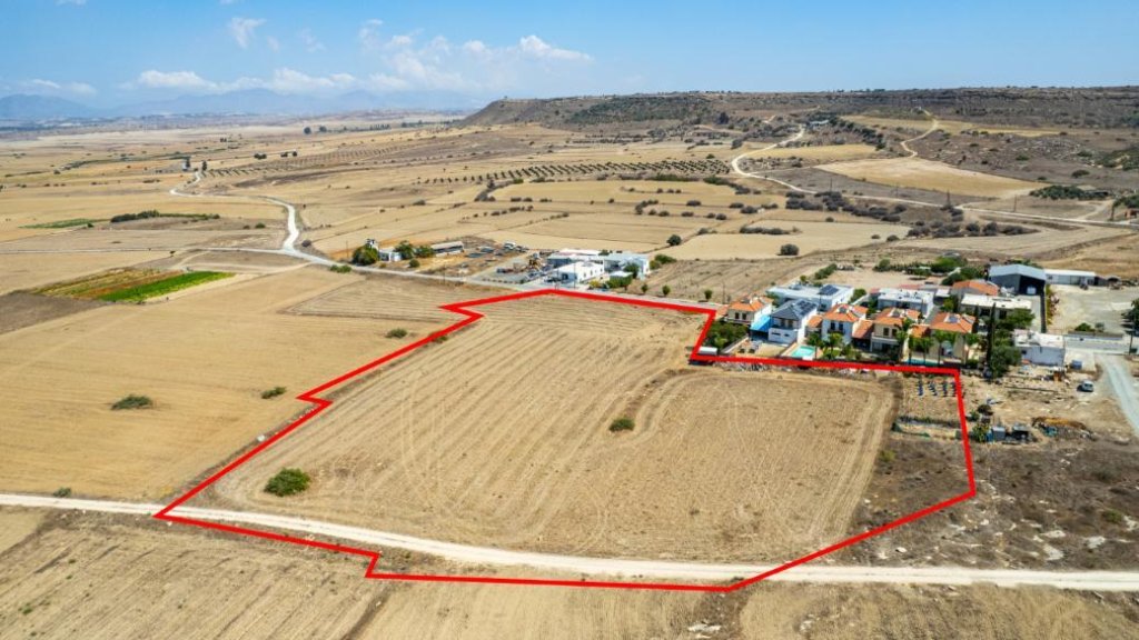 Residential field in Deneia, Nicosia | Photo 1