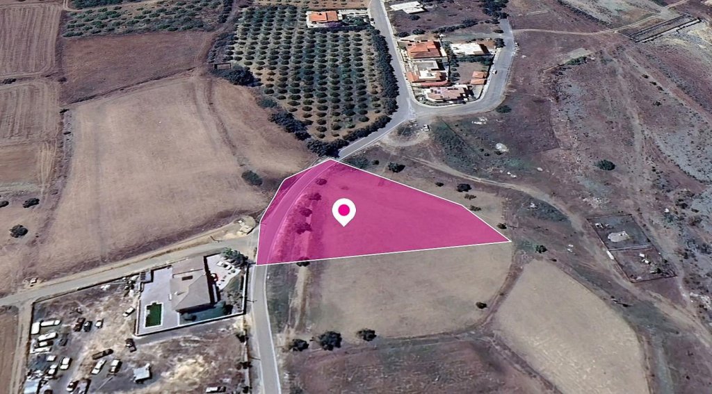 Residential field in Peristerona, Nicosia | Photo 1