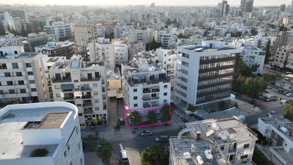 Shop with mezzanine in Agios Antonios, Nicosia | Photo 1