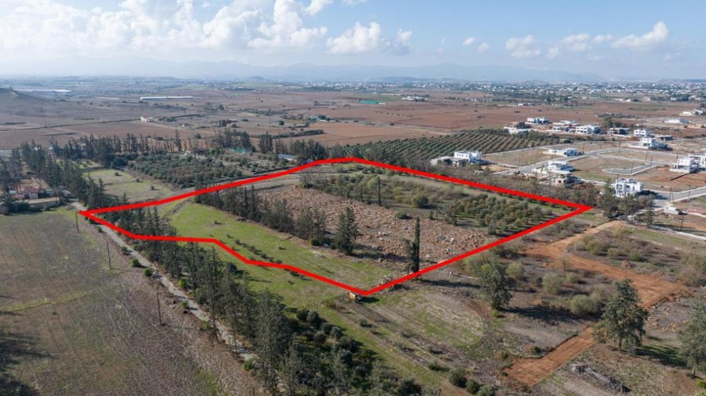Residential field in Kato Deftera, Nicosia | Photo 1