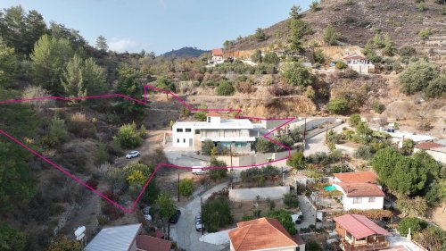 Spacious Two-Storey Home with Basement & Workshop in Zoopigi, Limassol - Image 1