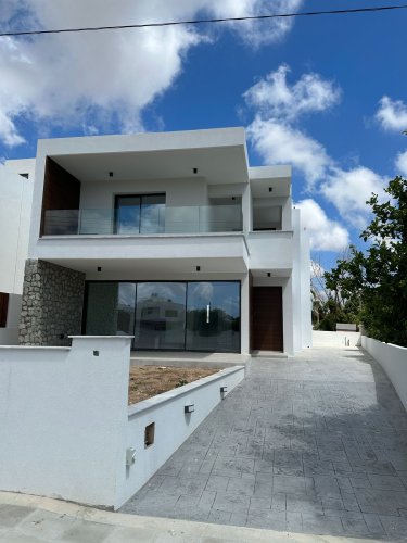 4 BR Villa in Geroskipou, Paphos - Image 1