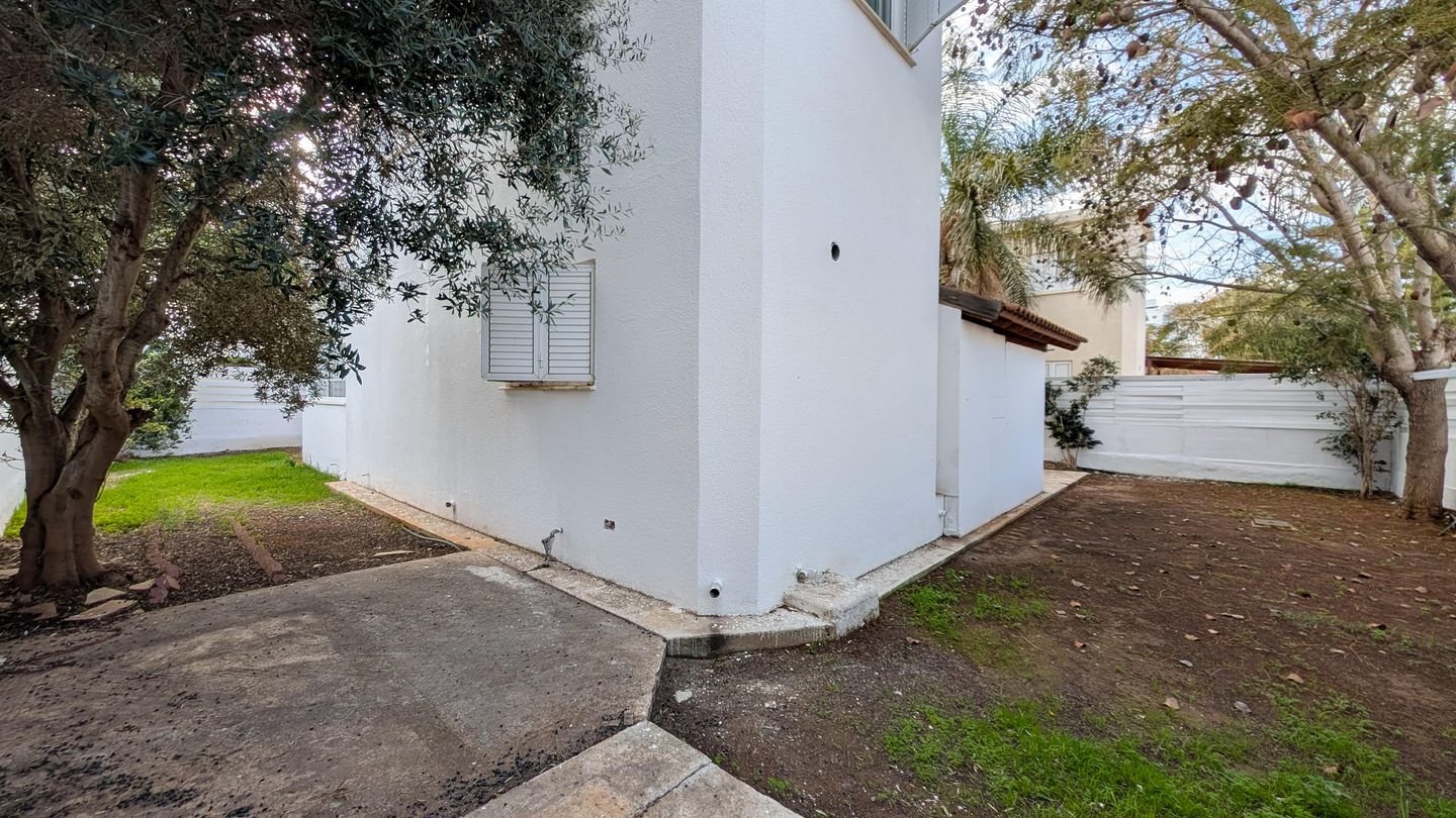 Coastal Living: 3-Bedroom House in Paralimni, Ammochostos photo 30