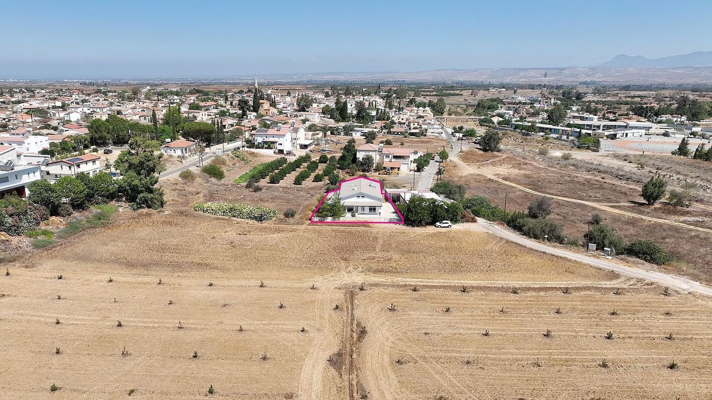 Charming Metallic-Frame with prefabricated walls , detached Home with Attic in Peristerona, Nicosia photo 4