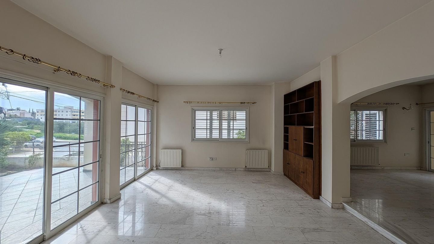 4-Bedroom Detached Villa with Pool & Loft in Egkomi, Nicosia photo 12