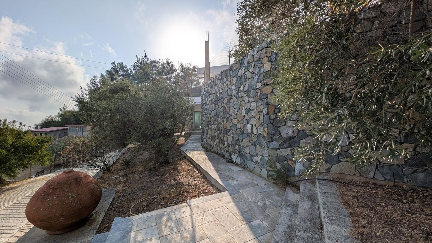 Spacious Two-Storey Home with Basement & Workshop in Zoopigi, Limassol photo 9