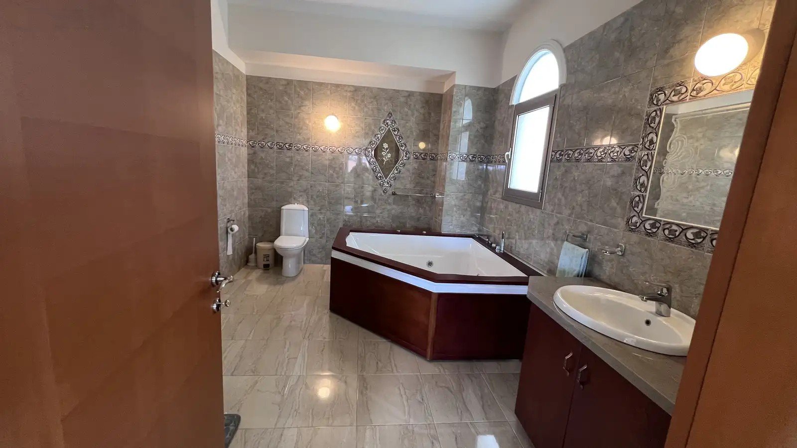 6 BR Detached House in Asomatos, Limassol photo 15