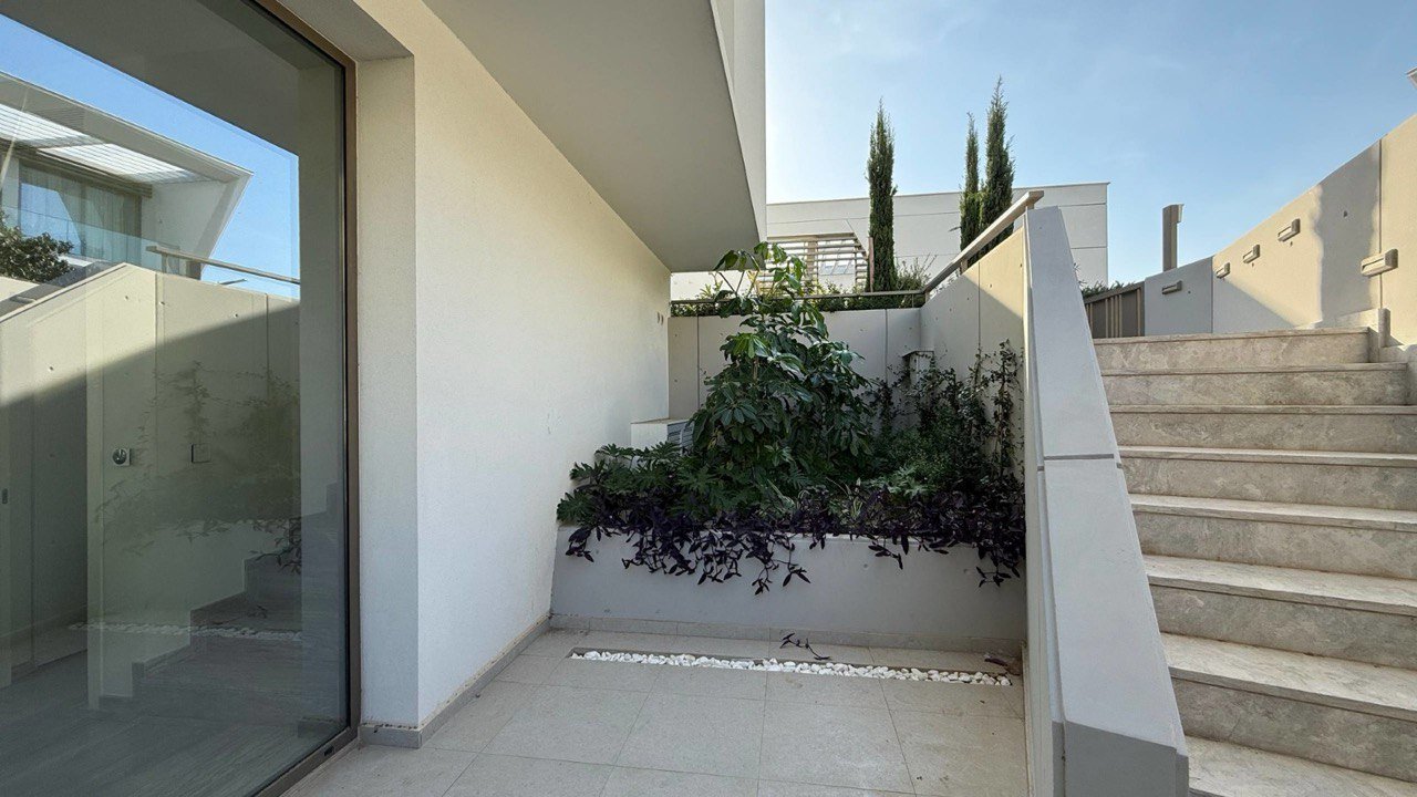 4 BR Villa in Mouttagiaka, Limassol photo 10