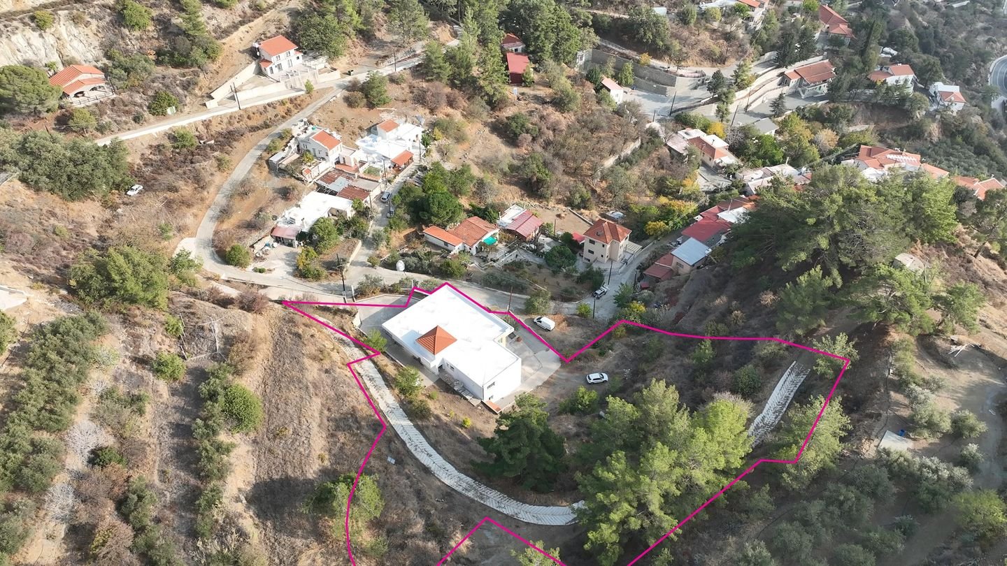 Spacious Two-Storey Home with Basement & Workshop in Zoopigi, Limassol photo 4