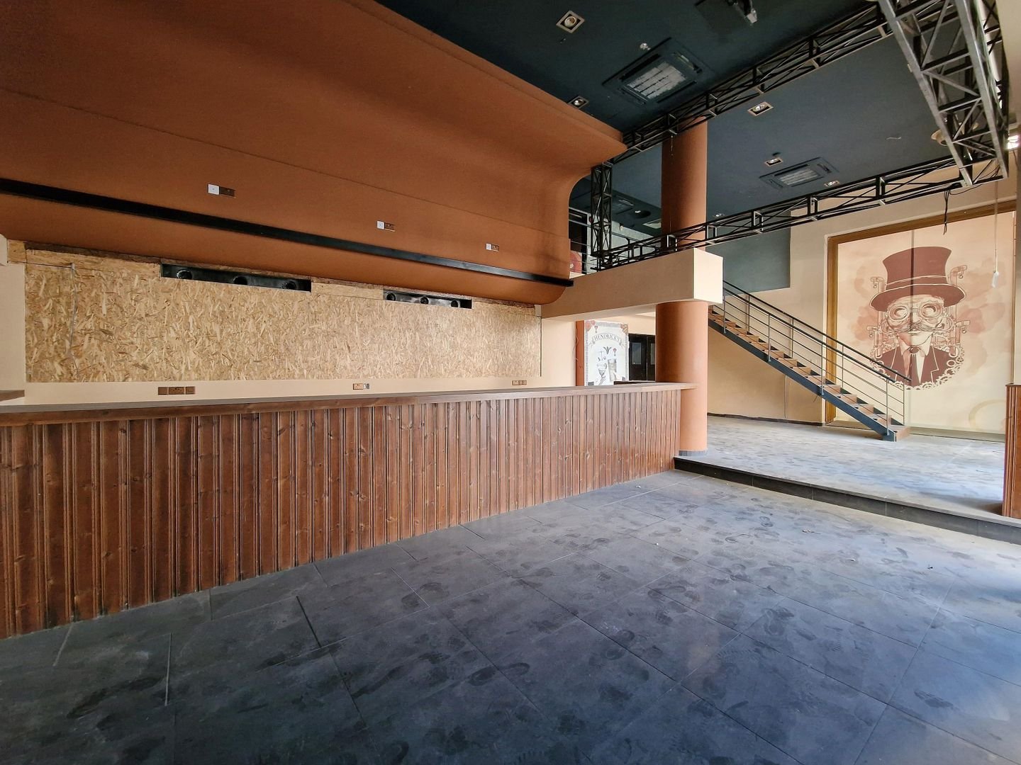 Former Café-Bar-Restaurant in Prime Central Location photo 3