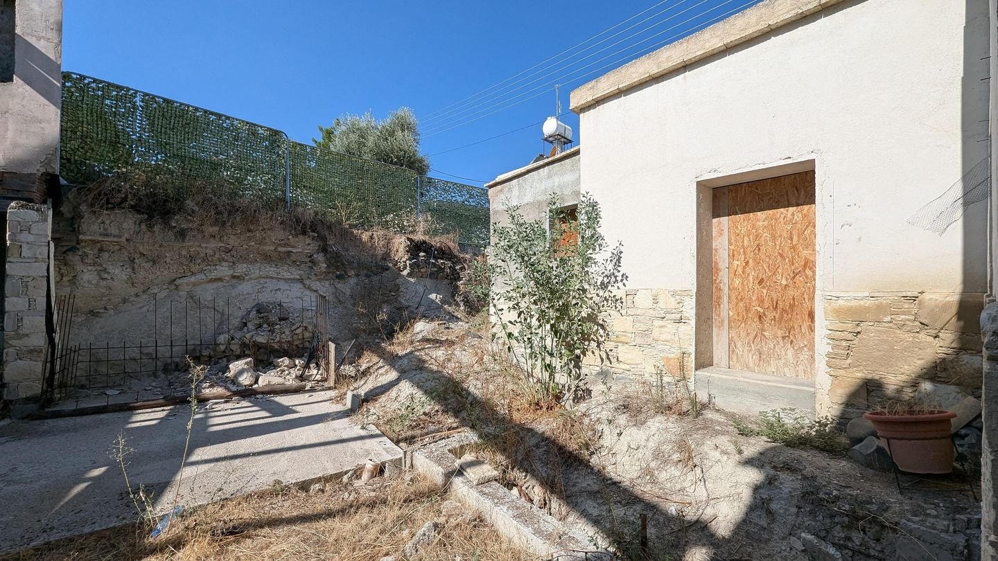 Two-storey incomplete listed house in Pera Chorio, Nicosia photo 21