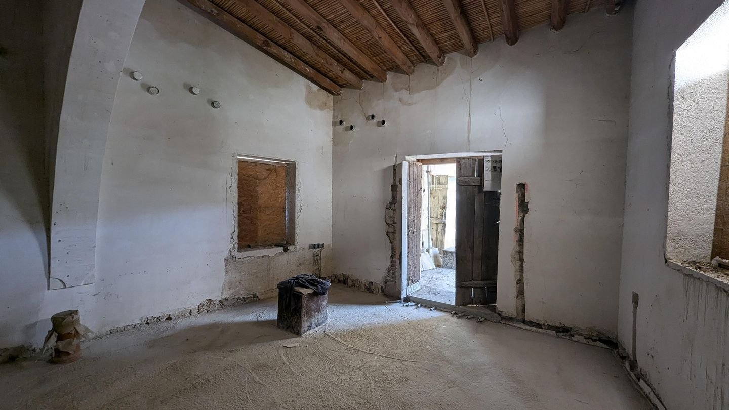 Two-storey incomplete listed house in Pera Chorio, Nicosia photo 13