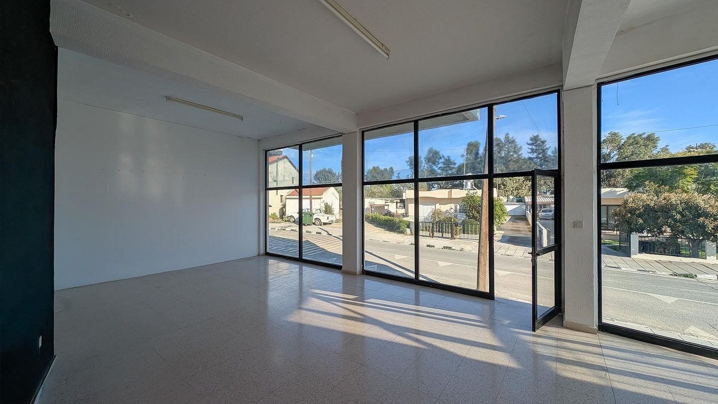 Building with two shops located in Anafotida, Larnaca photo 8