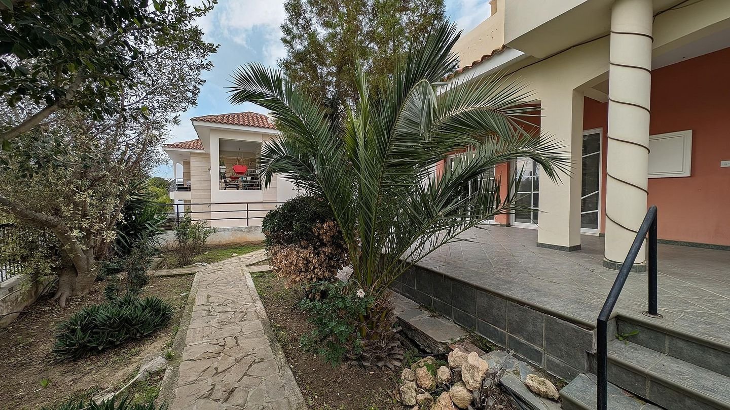 4-Bedroom Detached Villa with Pool & Loft in Egkomi, Nicosia photo 7