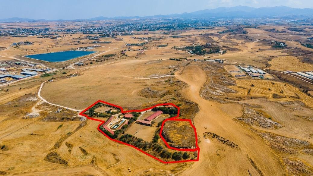 Fields with a horse farm in Pano Deftera, Nicosia photo 2