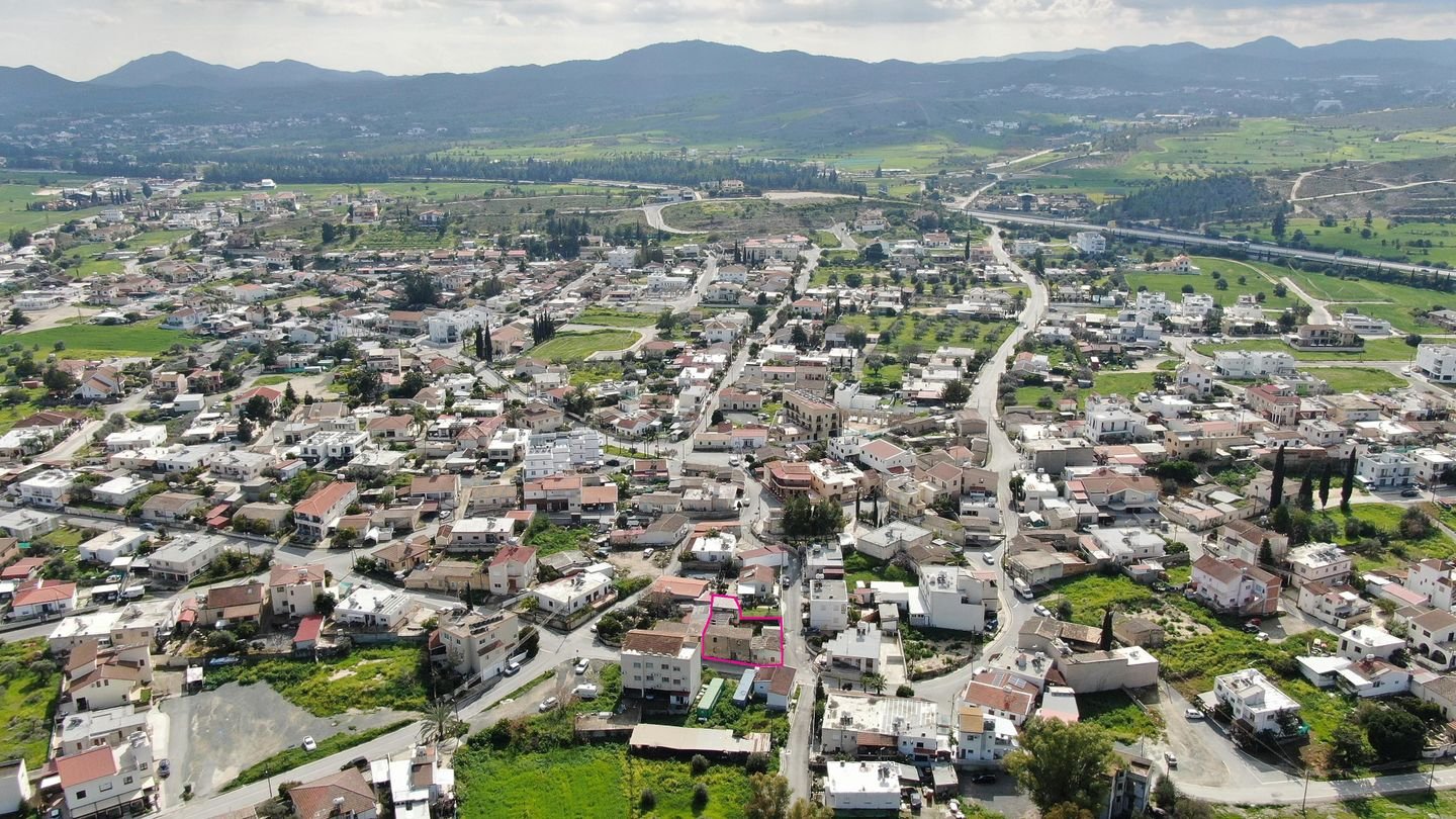 Two-storey incomplete listed house in Pera Chorio, Nicosia photo 5