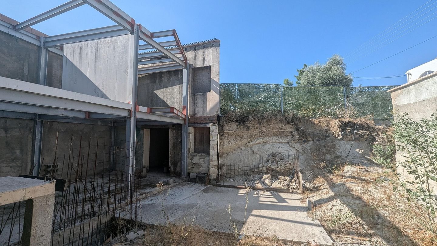 Two-storey incomplete listed house in Pera Chorio, Nicosia photo 20