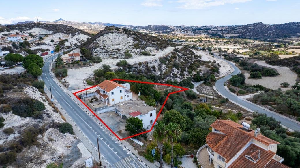 Two-storey house and a workshop in Skarinou, Larnaca photo 1