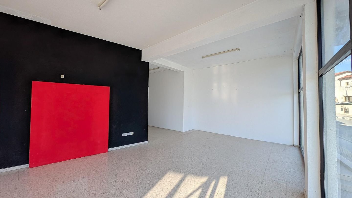 Building with two shops located in Anafotida, Larnaca photo 12