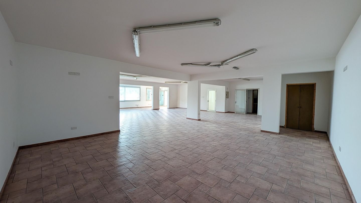 Spacious Two-Storey Home with Basement & Workshop in Zoopigi, Limassol photo 15