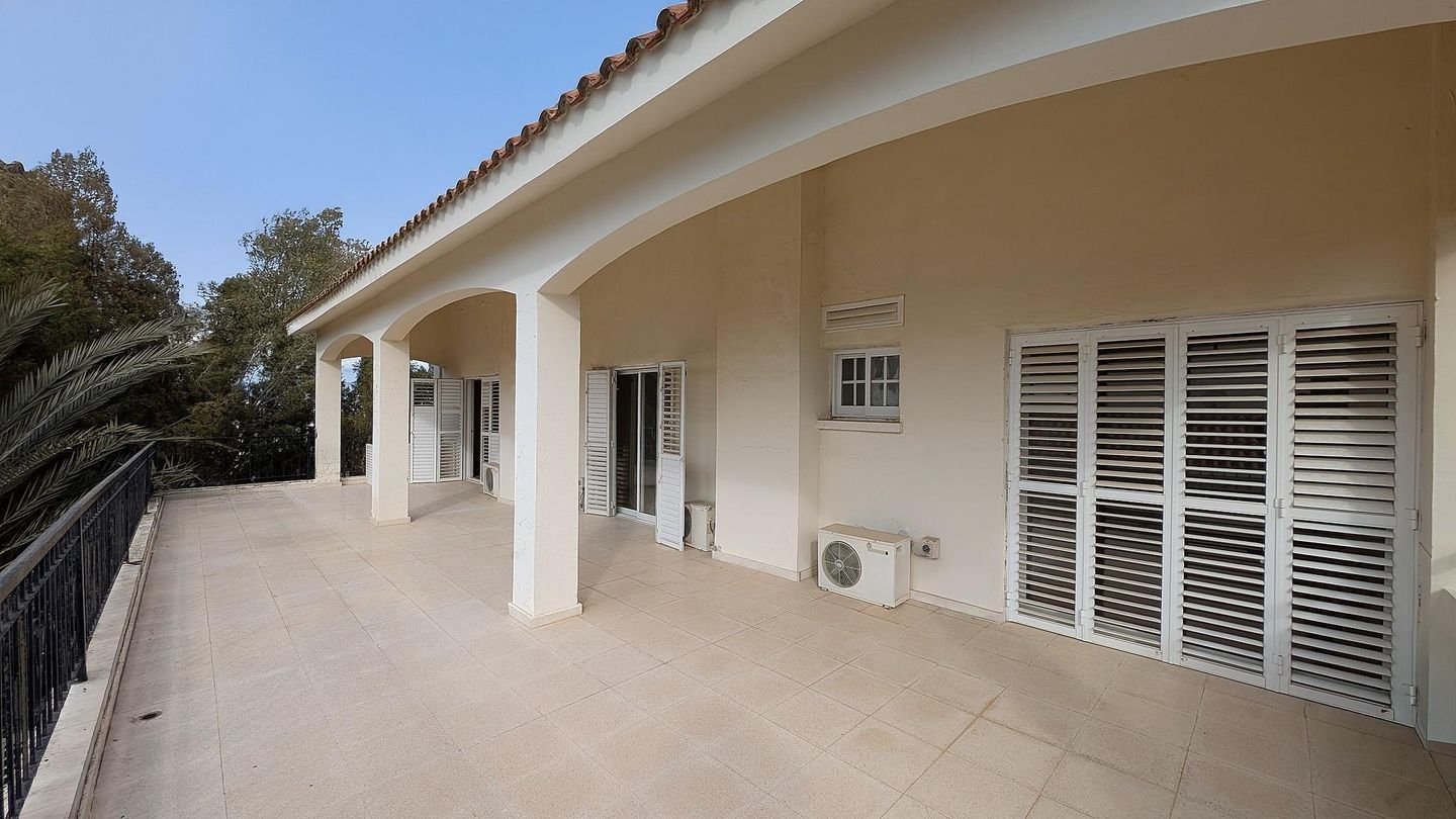 4-Bedroom Detached Villa with Pool & Loft in Egkomi, Nicosia photo 32