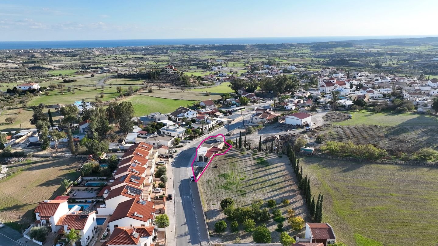 Building with two shops located in Anafotida, Larnaca photo 4