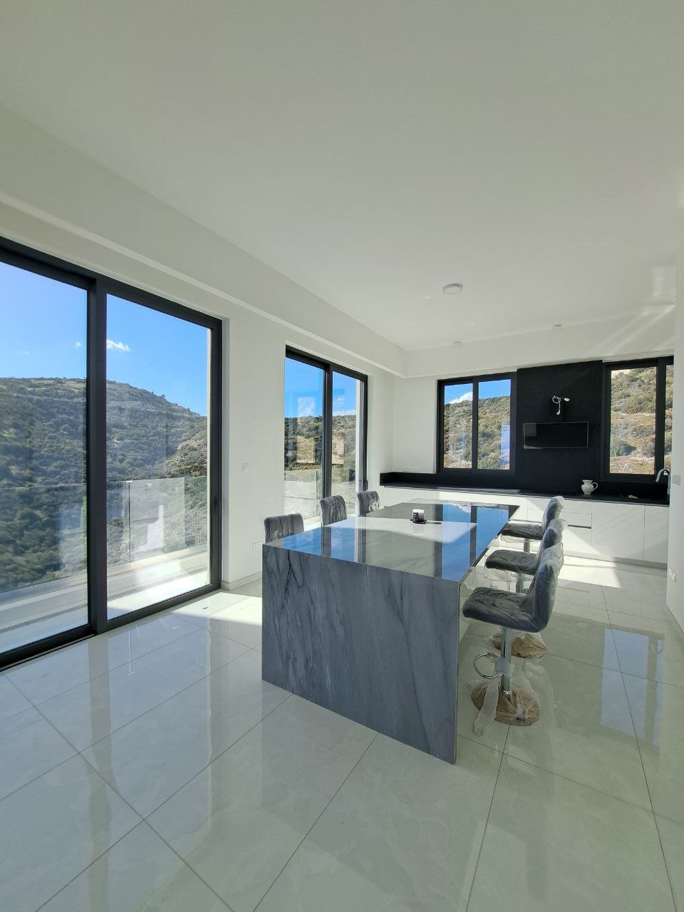 4 BR Luxury Villa in Agios Tychonas, Limassol photo 3