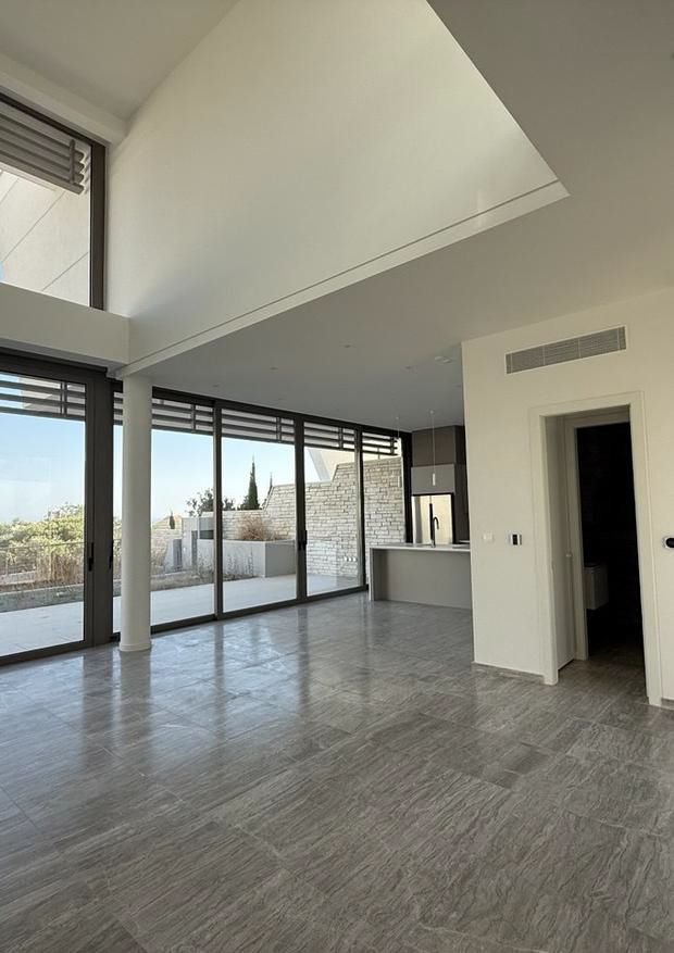 4 BR Villa in Mouttagiaka, Limassol photo 3