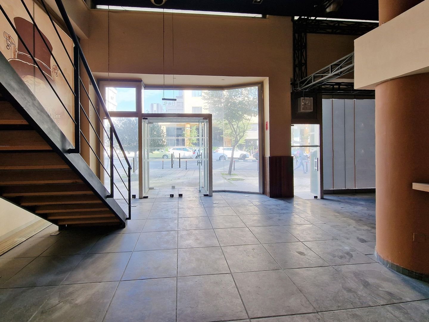 Former Café-Bar-Restaurant in Prime Central Location photo 5