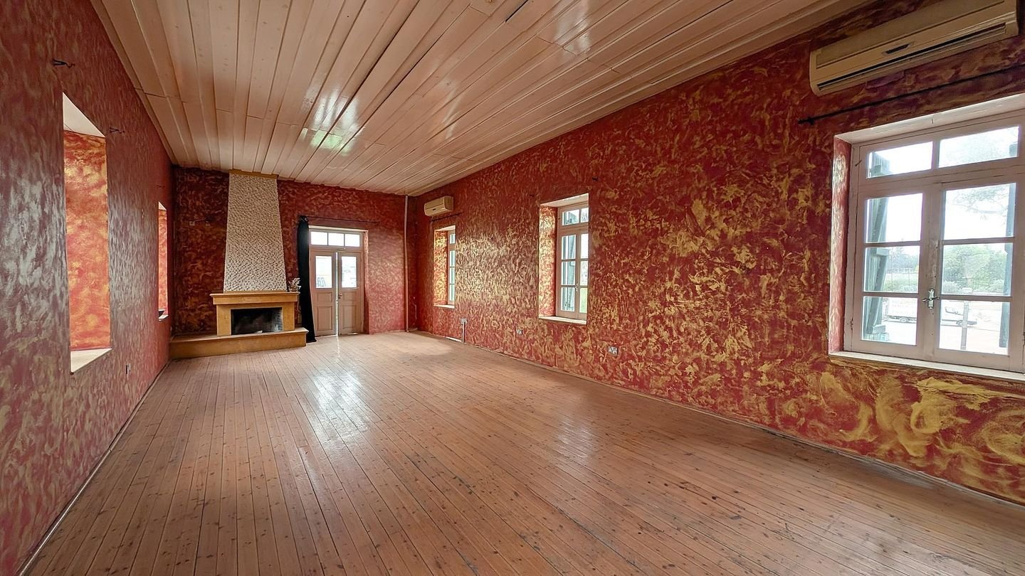 Two-storey listed building in historic old Nicosia photo 4