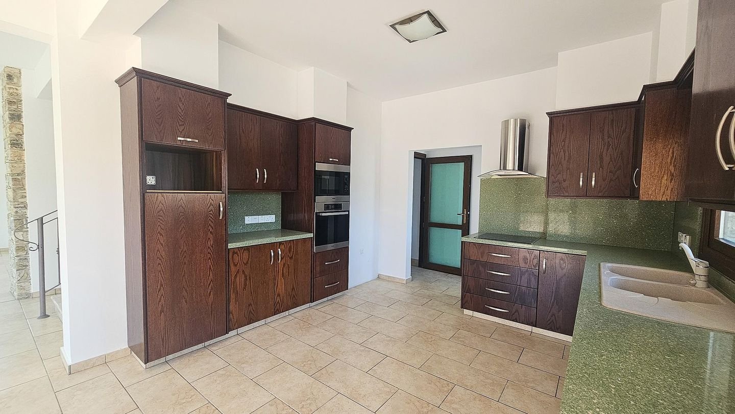 Spacious 3-Bedroom Semi-Detached House with Basement in Agia Anna, Larnaca photo 13