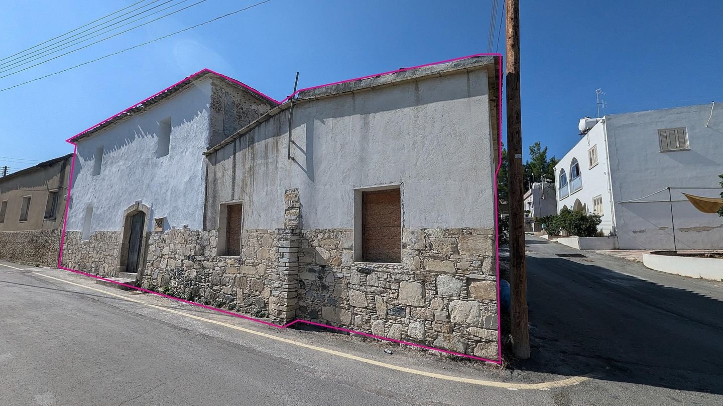 Two-storey incomplete listed house in Pera Chorio, Nicosia photo 8