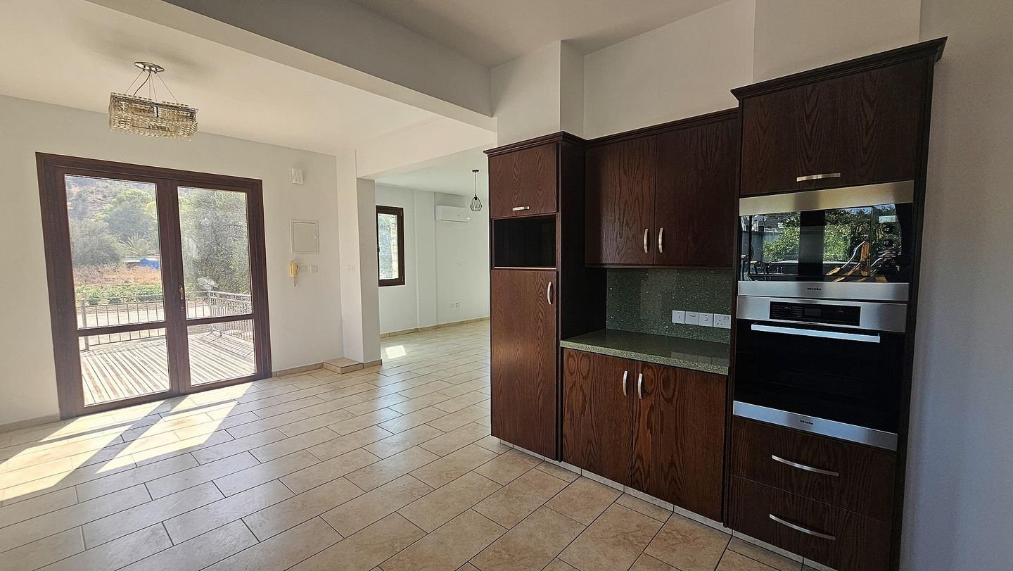 Spacious 3-Bedroom Semi-Detached House with Basement in Agia Anna, Larnaca photo 14