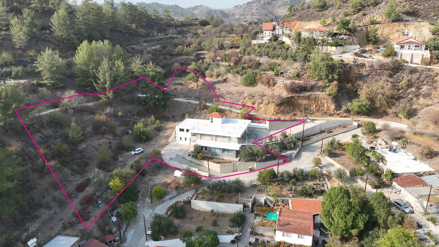 Spacious Two-Storey Home with Basement & Workshop in Zoopigi, Limassol photo 3