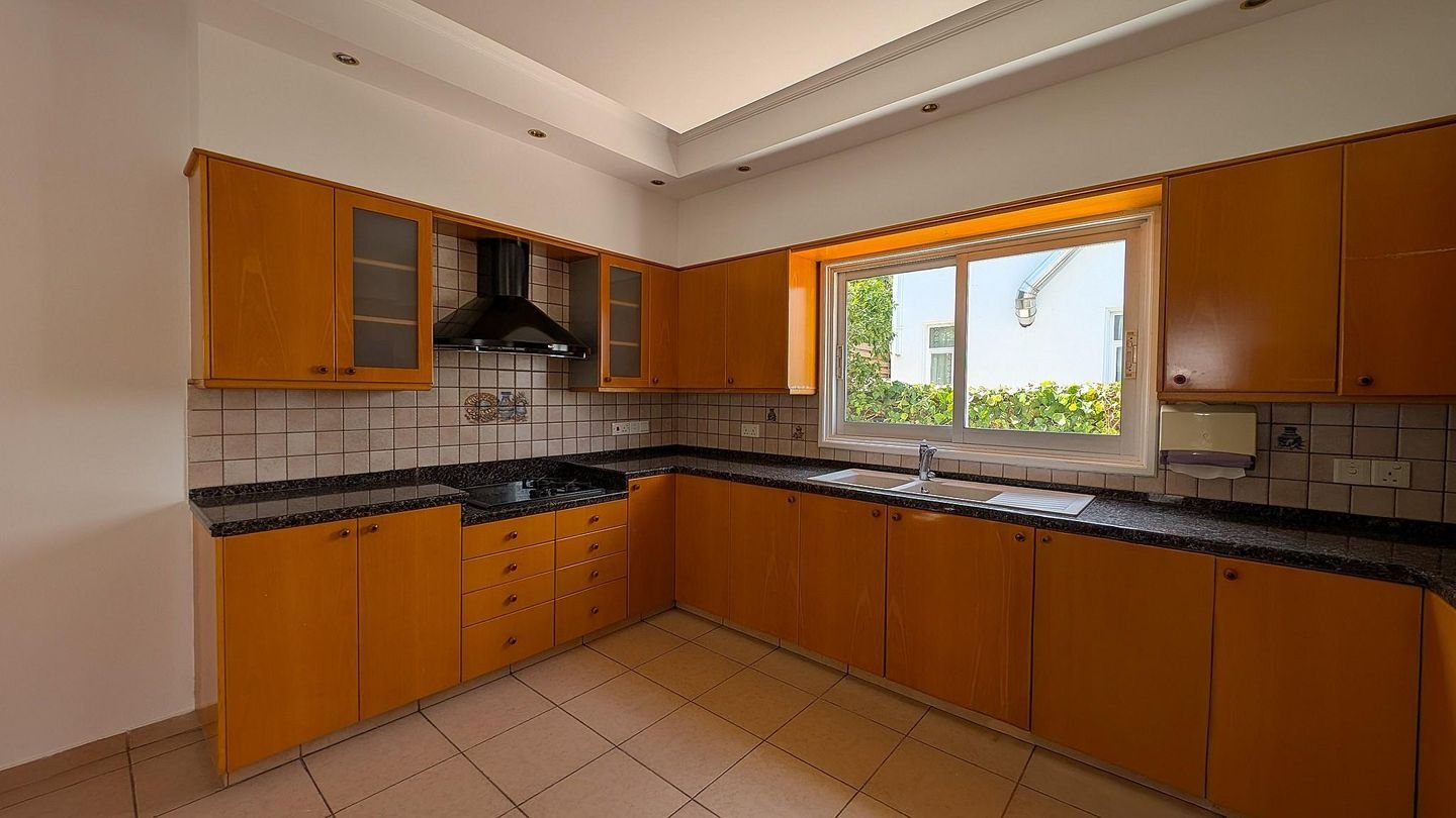 Spacious 4+1 Bedroom Detached Home with Basement Studio in Engomi photo 12