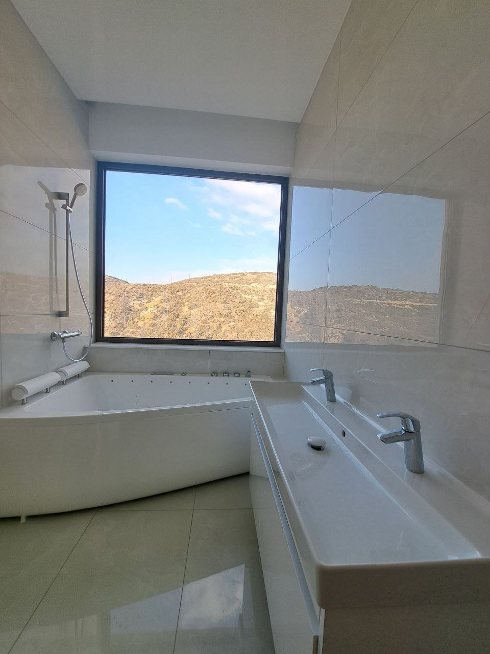 4 BR Luxury Villa in Agios Tychonas, Limassol photo 12