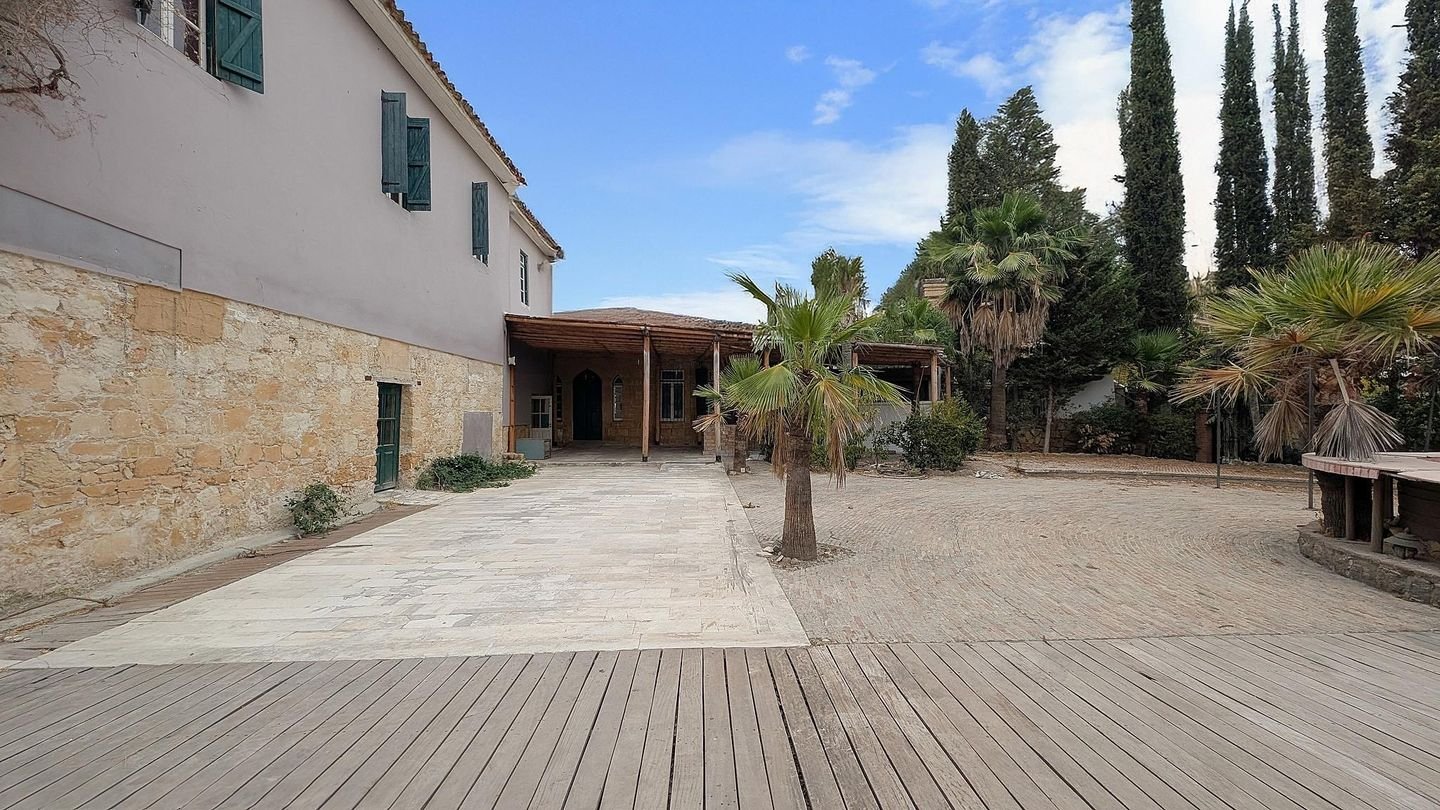Two-storey listed building in historic old Nicosia photo 17