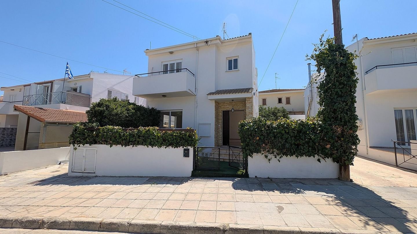 Spacious 4+1 Bedroom Detached Home with Basement Studio in Engomi photo 2