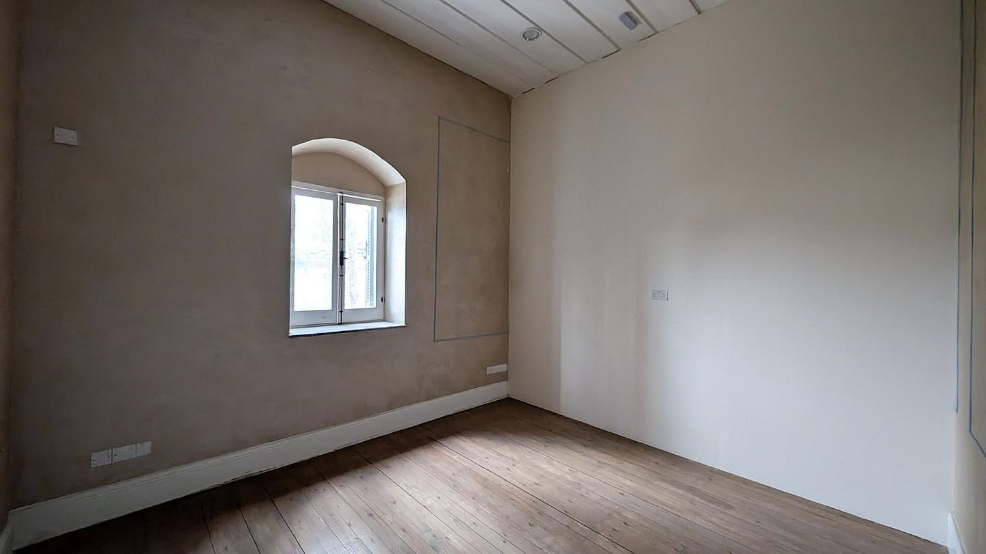 Two-storey listed building in historic old Nicosia photo 12