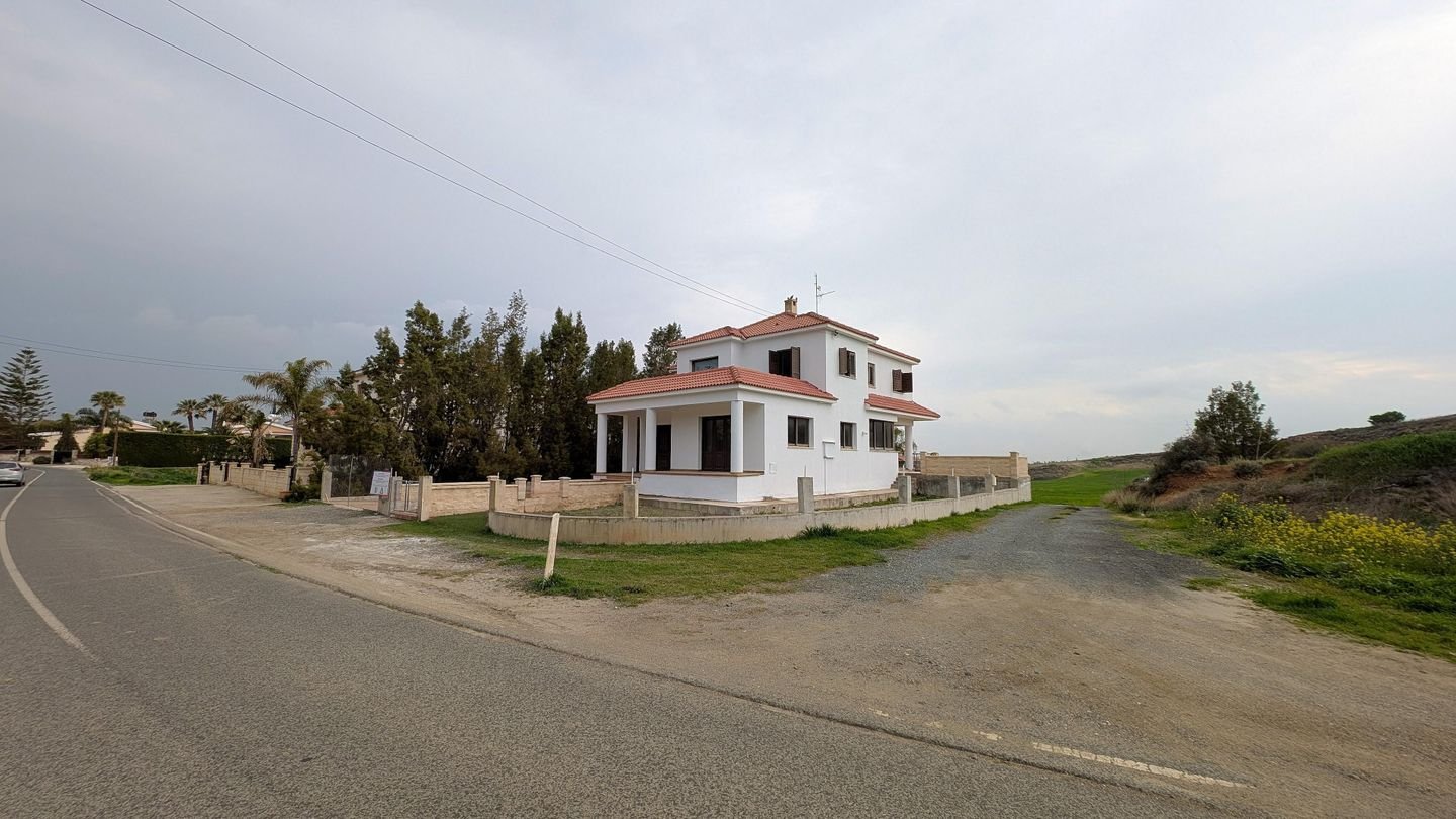 3-Bedroom Detached House with Attic in Ergates, Nicosia photo 7