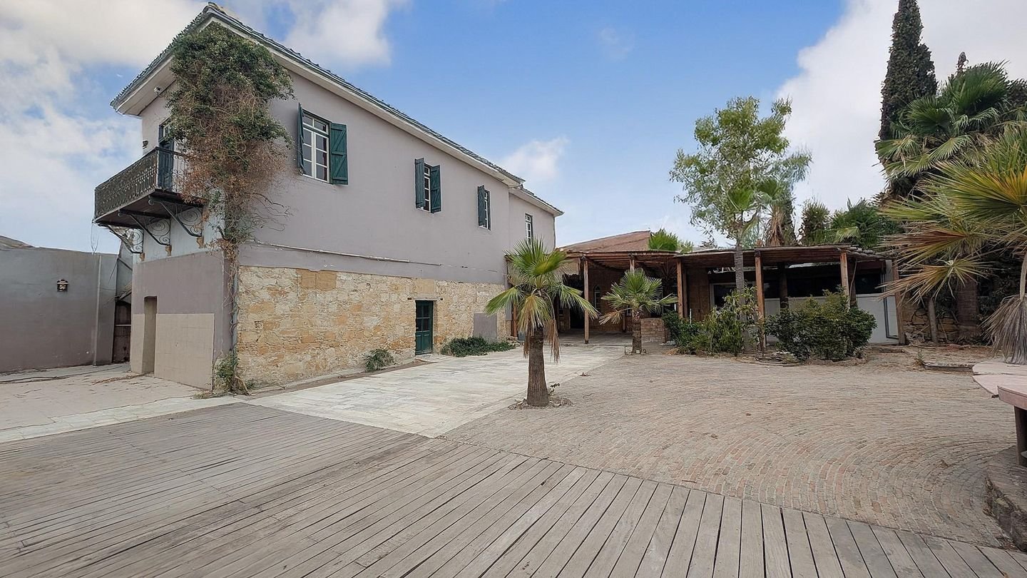 Two-storey listed building in historic old Nicosia photo 18