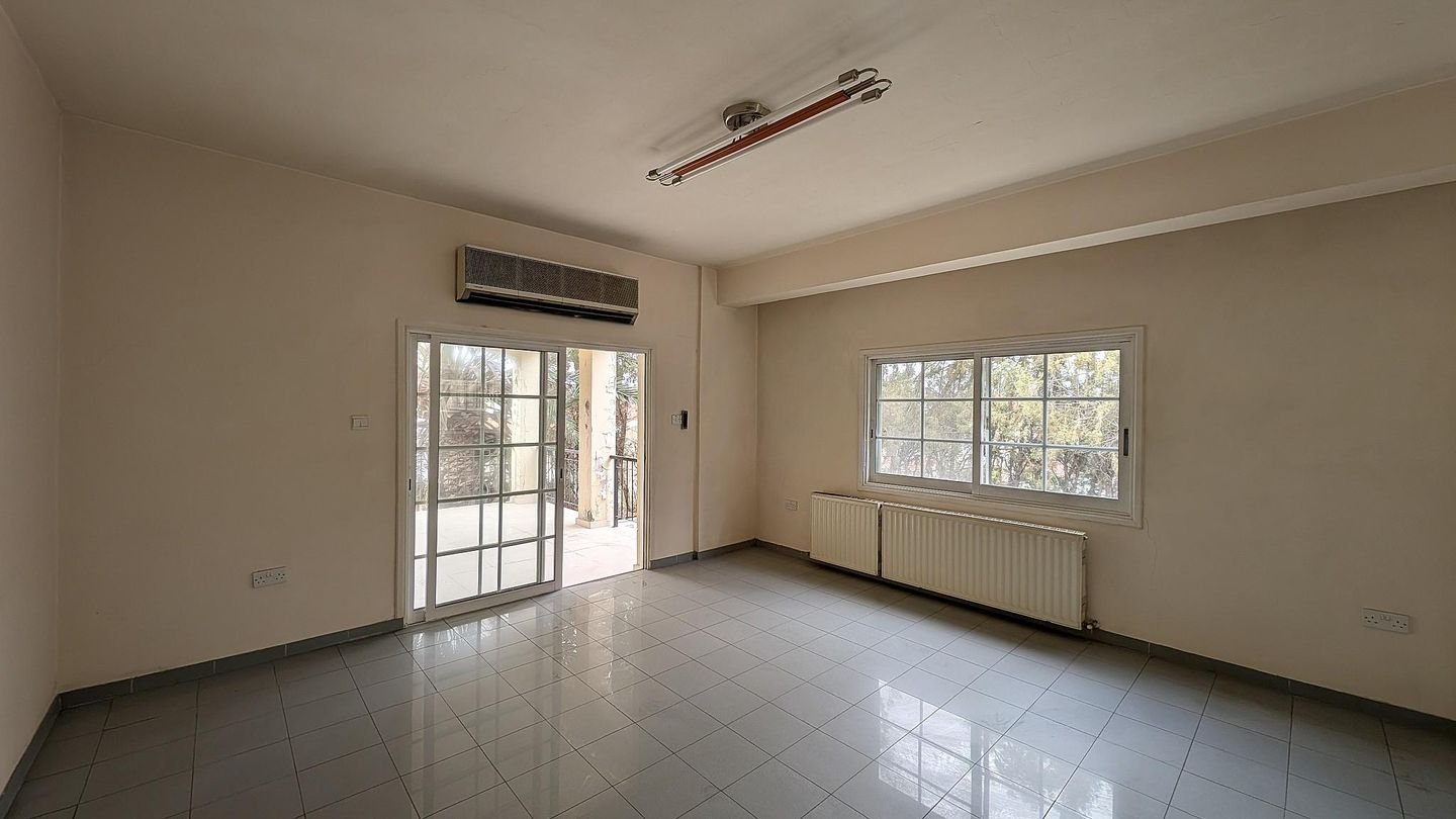 4-Bedroom Detached Villa with Pool & Loft in Egkomi, Nicosia photo 16