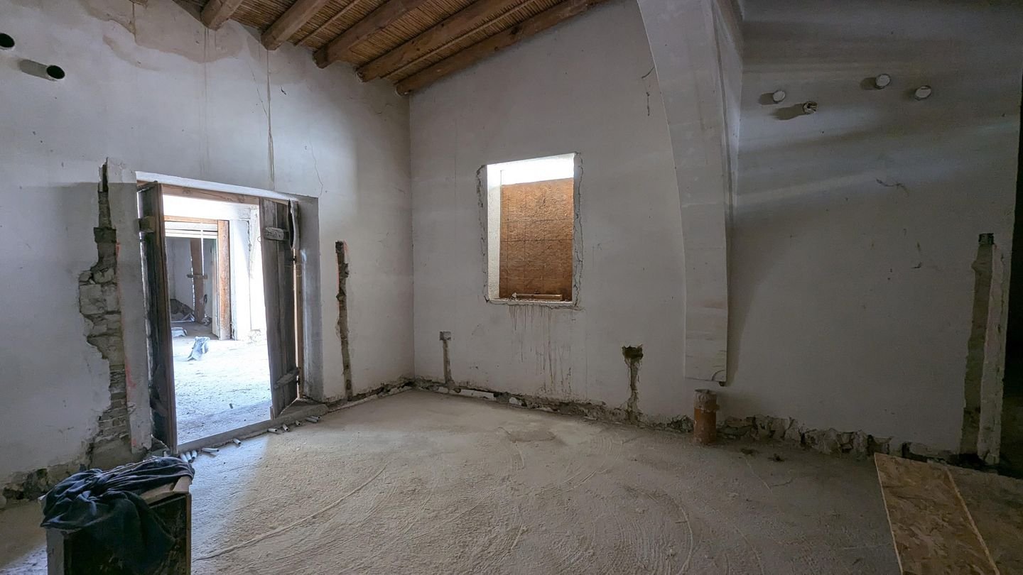 Two-storey incomplete listed house in Pera Chorio, Nicosia photo 17