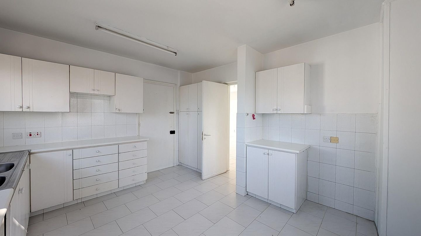 Sizeable Duplex Apartment in Ayios Antonios, Nicosia photo 9