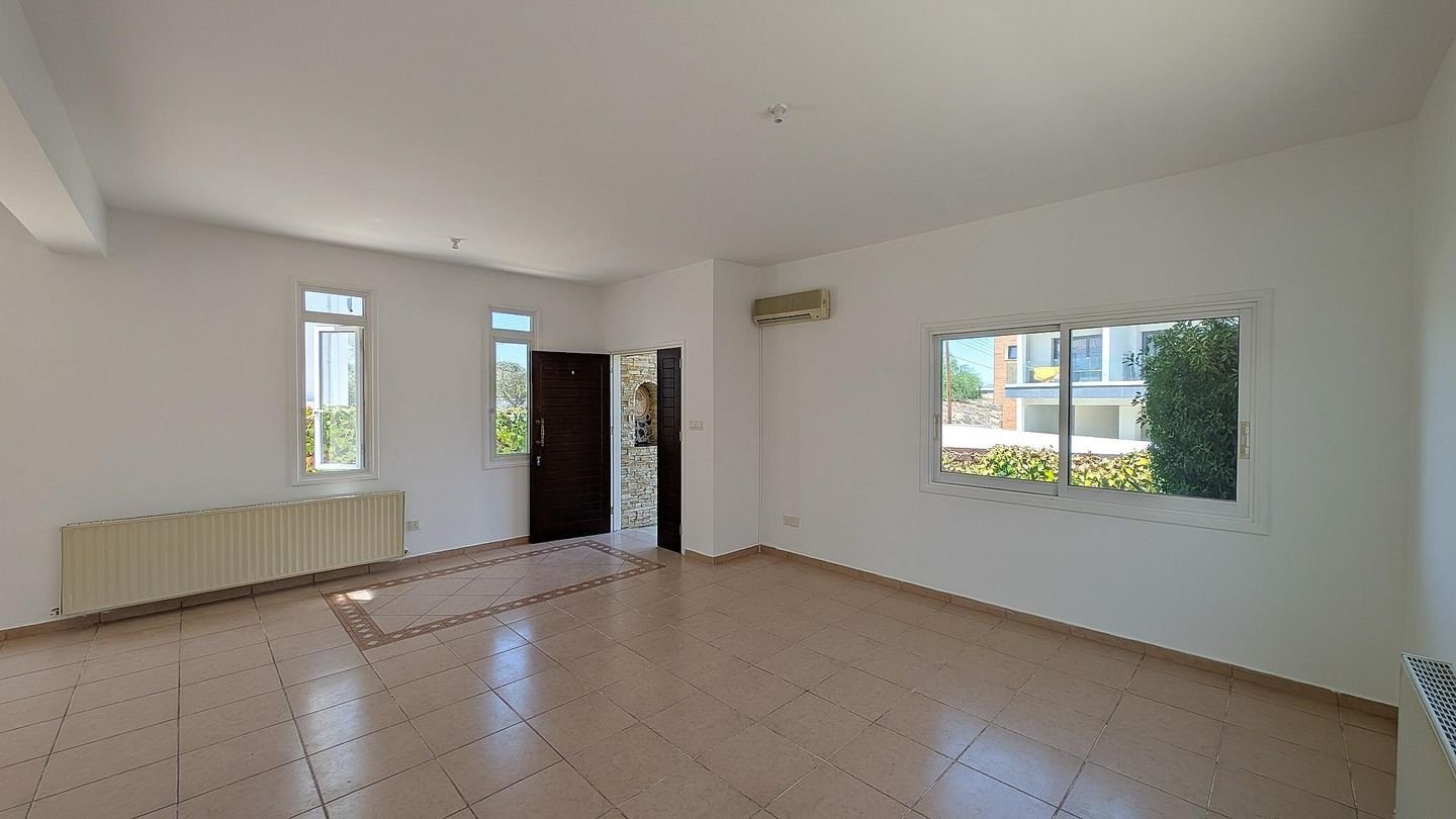 Spacious 4+1 Bedroom Detached Home with Basement Studio in Engomi photo 8