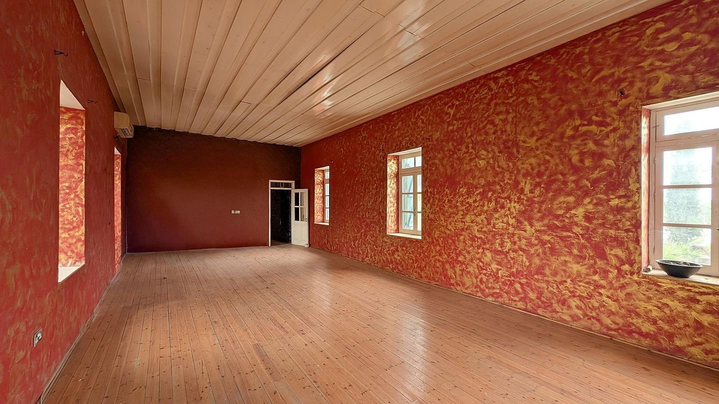 Two-storey listed building in historic old Nicosia photo 7