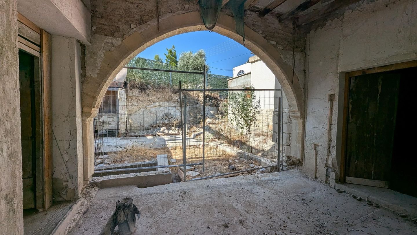 Two-storey incomplete listed house in Pera Chorio, Nicosia photo 24