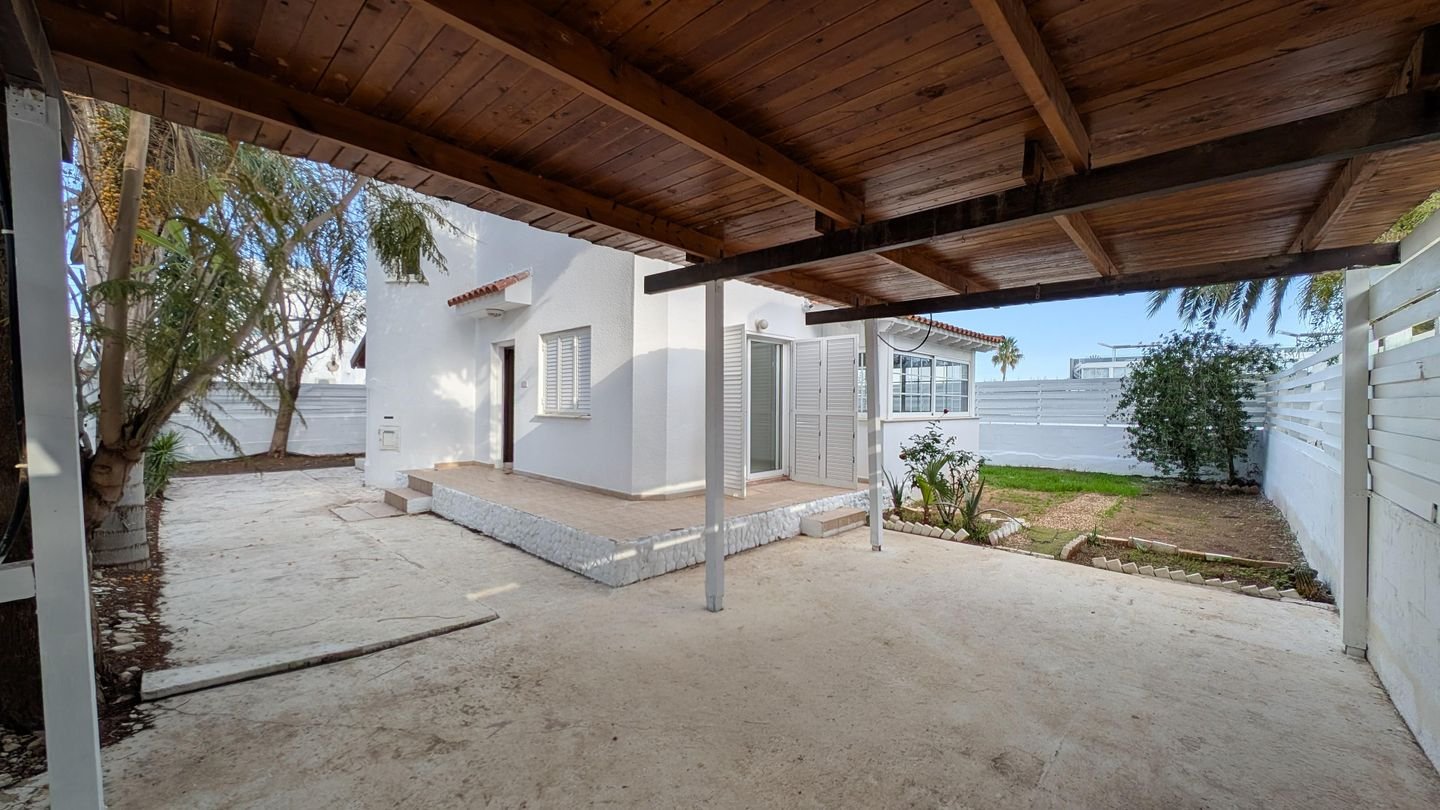 Coastal Living: 3-Bedroom House in Paralimni, Ammochostos photo 6